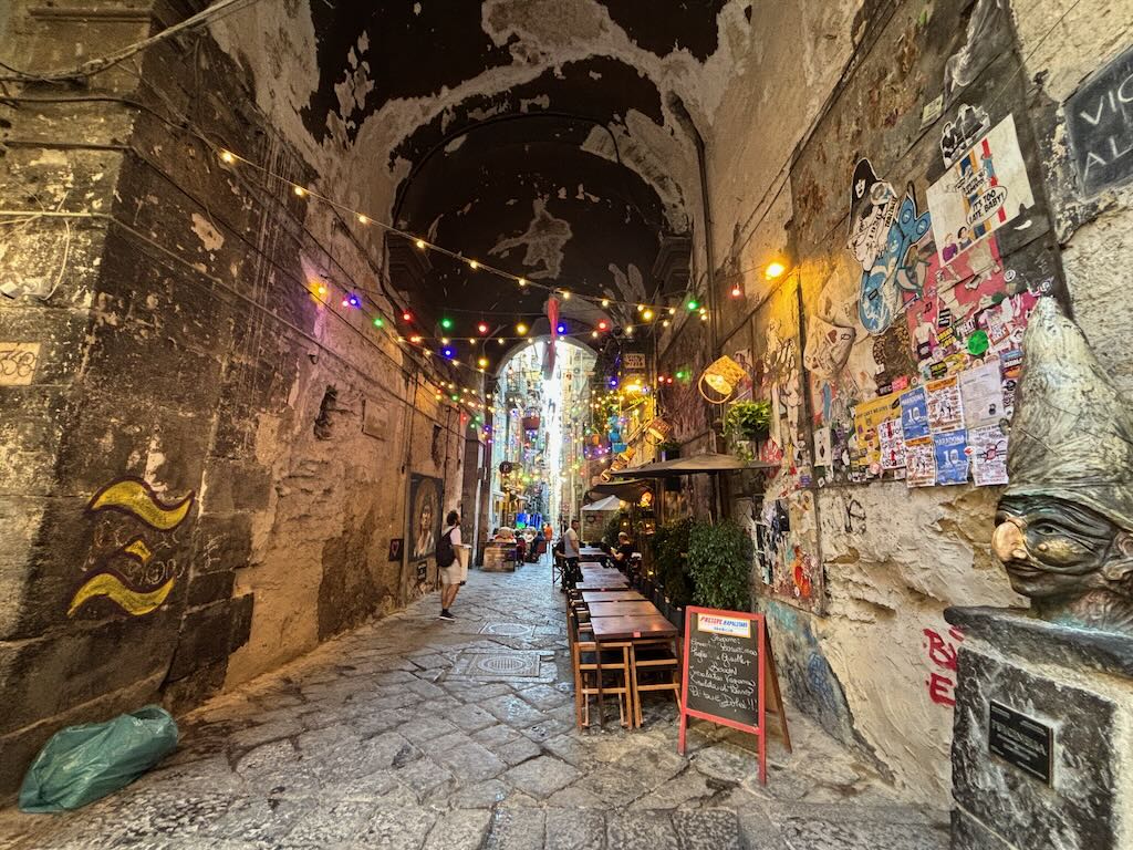 Quartieri Spagnoli alley